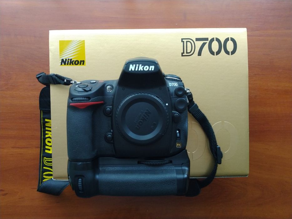 Nikon D700 фотоапарат, MB-D10 50мм 1,4 20мм 1,8