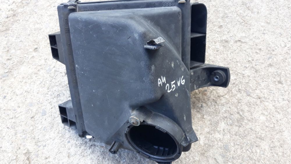 Audi a4 b5 2.5 V6,obudowa filtra powietrza oryginał