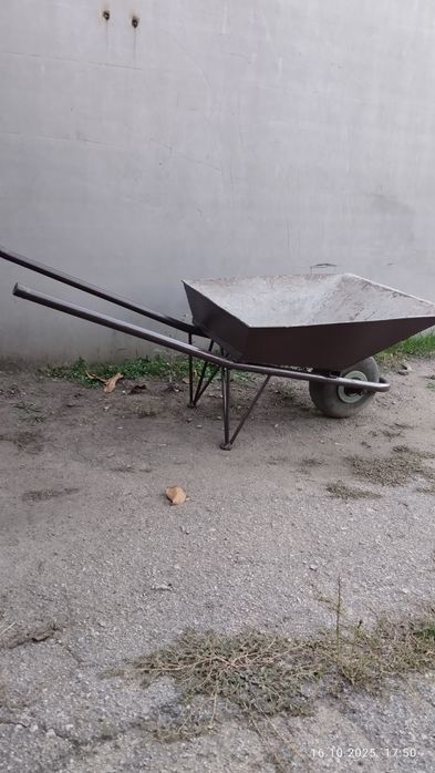 Тачка будівельна.