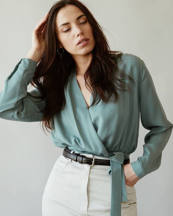 М'яка неймовірна приємна до тіла блузка на запах з тенсела в кольорі м