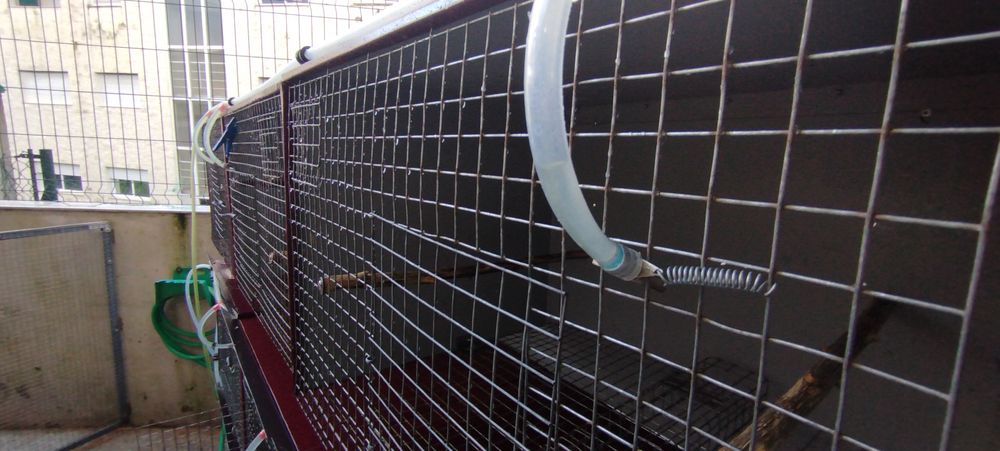 Viveiro com 9 gaiolas