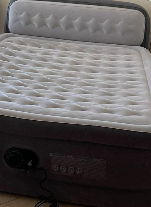 Cama Inflável de Casal (Queen) com Cabeceira e Bomba Elétrica Integrad