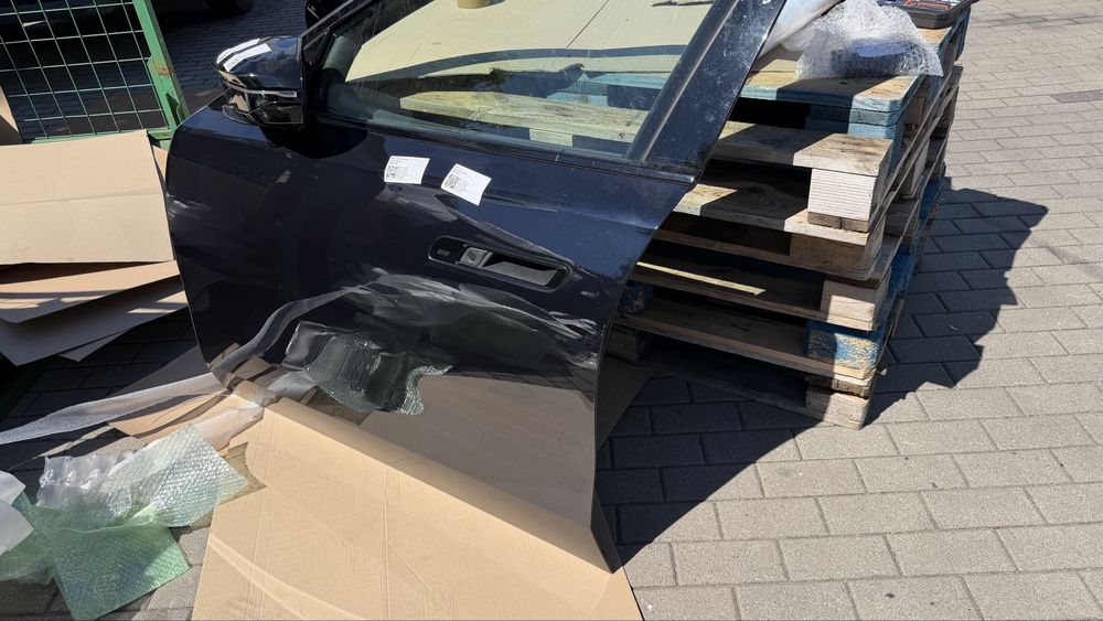 Bmw g70 i7 , двері , ліва сторона , 416 колір, Наявність.