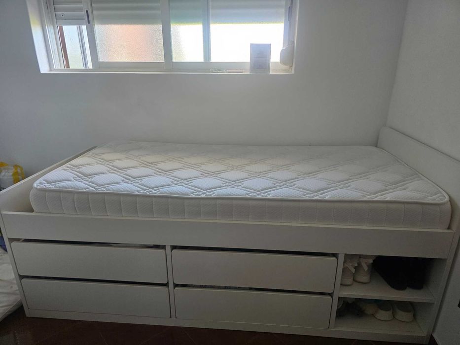 Cama de solteiro em excelente estado