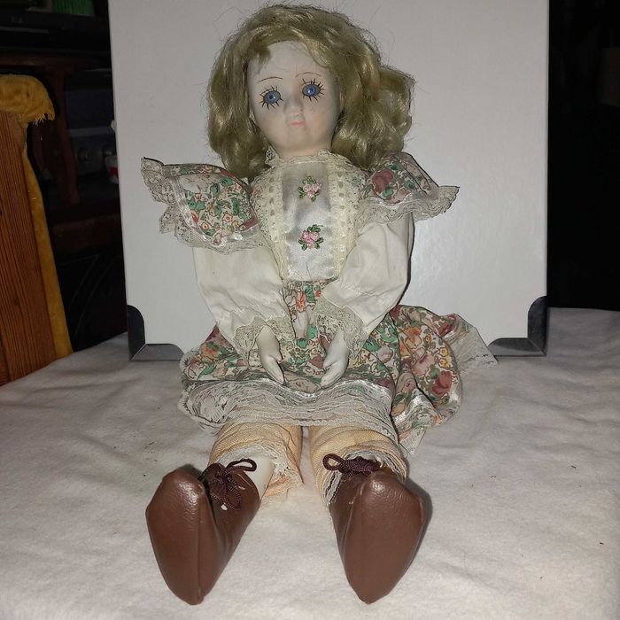 Boneca antiga em porcelana