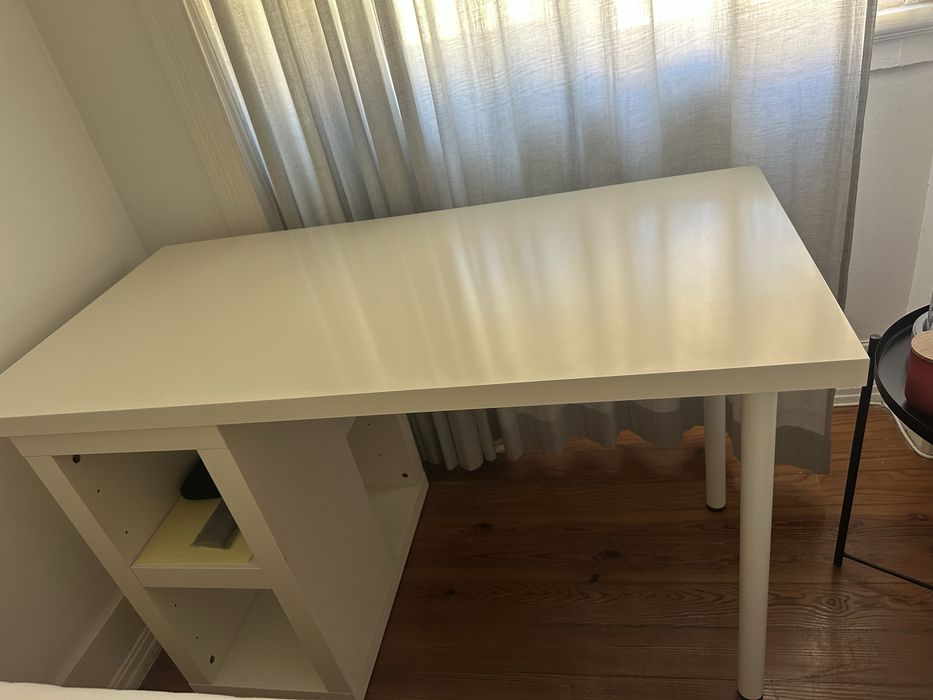 Secretária branca com módulo do IKEA