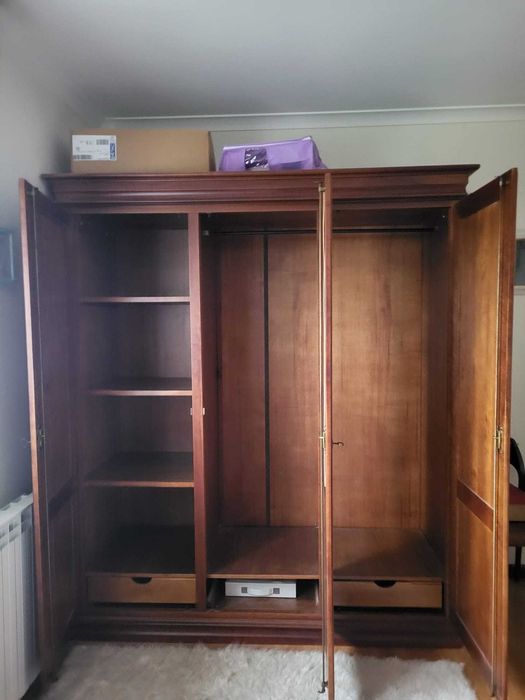 Roupeiro em madeira cerejeira