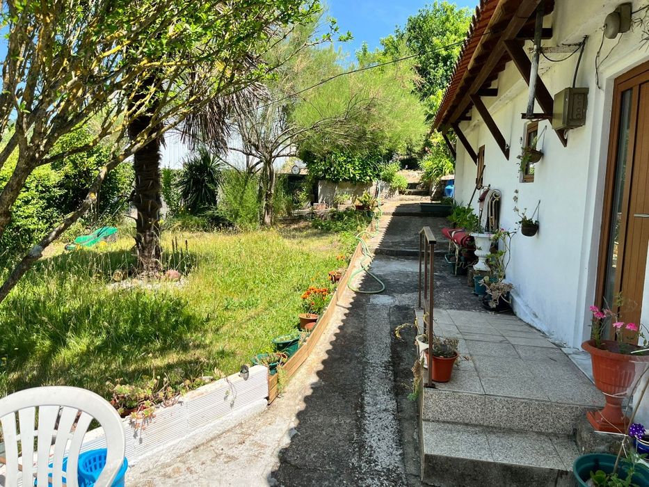 Vivenda  R/Ch  com 1200 de terreno