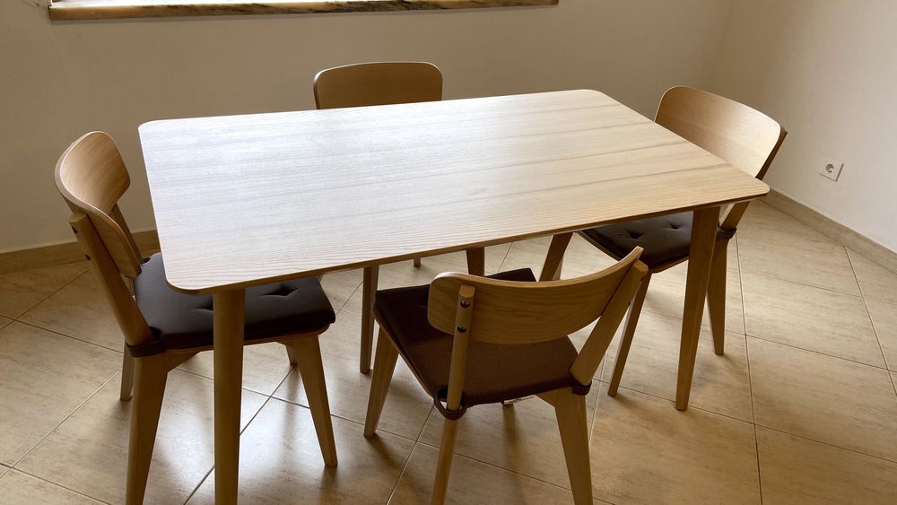 Mesa e 4 cadeiras IKEA Lisabon – 2,0 × 0,7 m – Como Nova