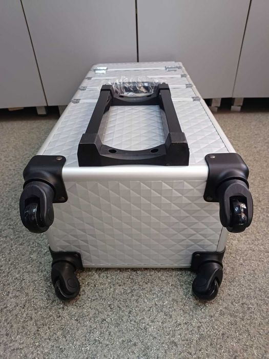 Бьюти- кейс ,чемодан мастера для косметики на колесах большой белый