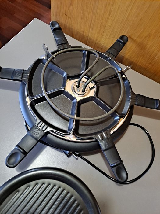 Raclete com 6 reservatórios para o queijo