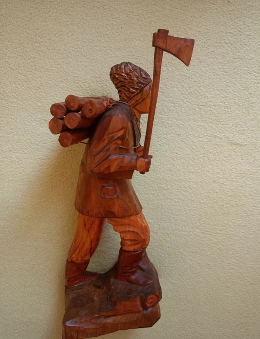 Stara drewniana rzeźba drwala PRL