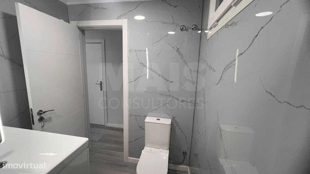 T2 Remodelado com Varanda em Oeiras