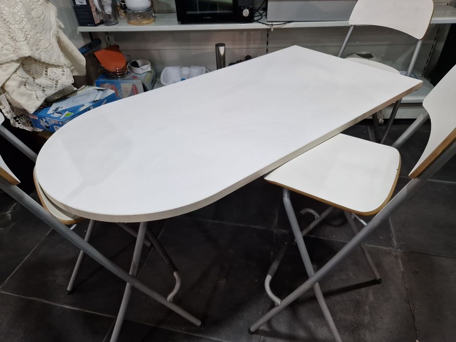 Mesa alta com 4 cadeiras