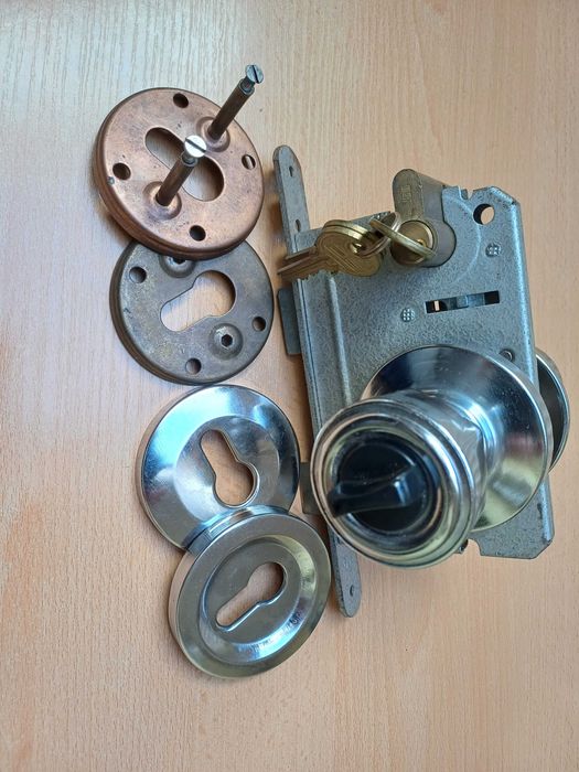 Zamek drzwiowy, wkładka, klucze