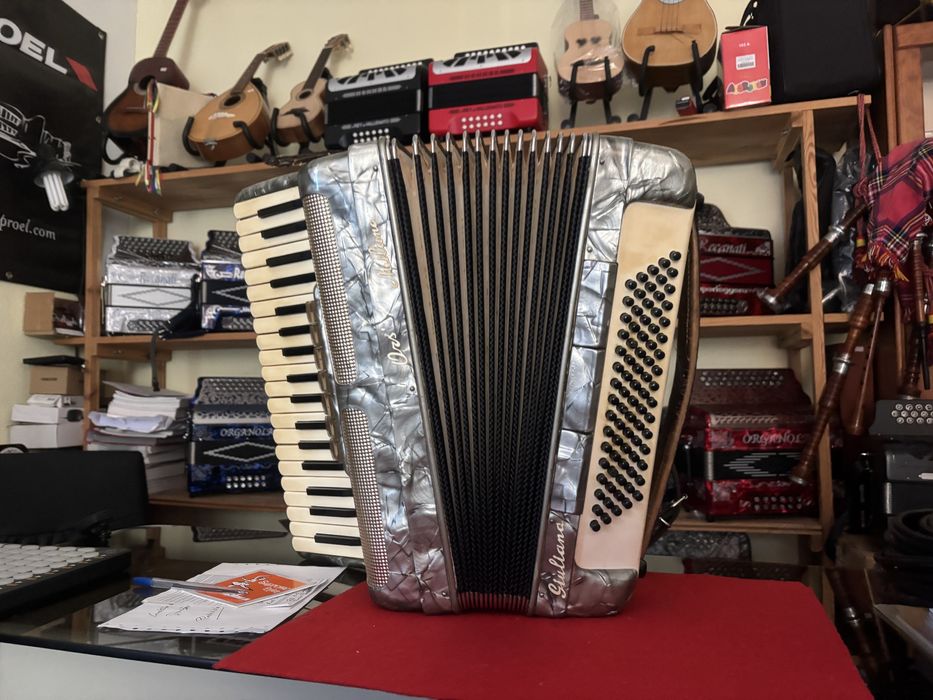 Acordeon italiano à 3ª voz. Em muito bom estado.