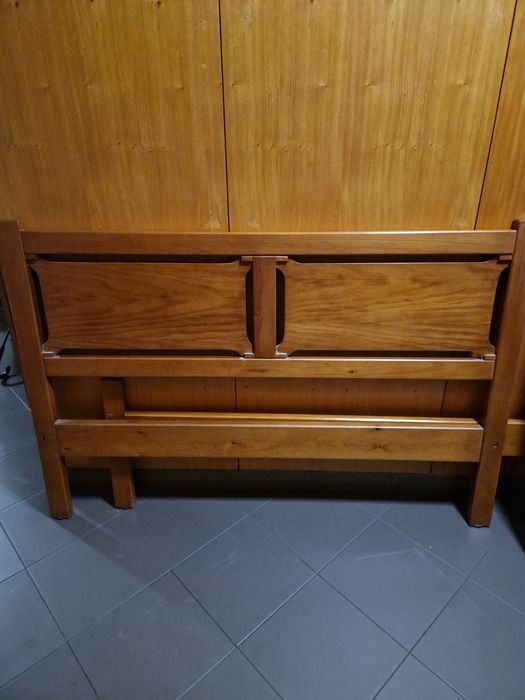 Cama , cómoda e 2 mesinhas