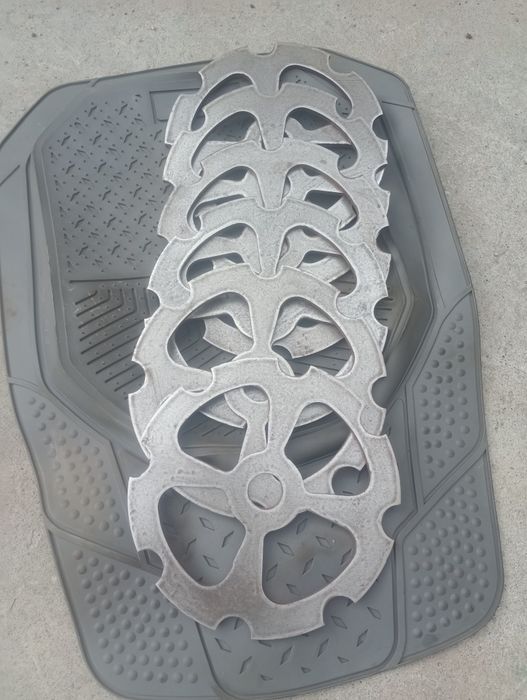 Krążki  średnica 28 cm . Stal.