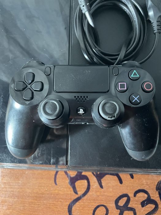 Vendo playstation 4 de 500 GB com comando