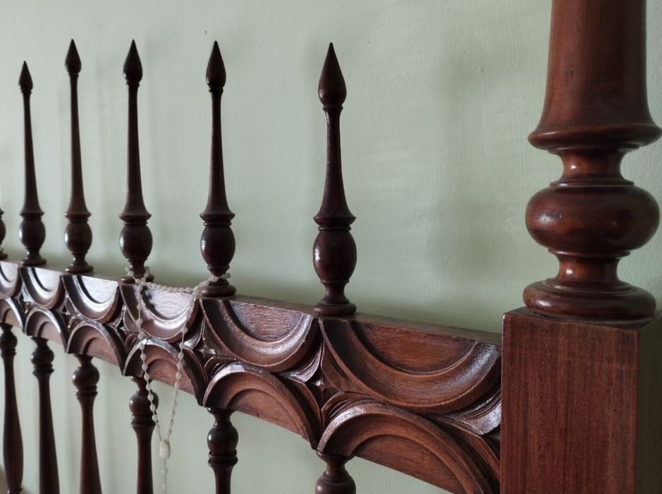 Cama, cómoda e mesinhas cabeceira madeira maciça