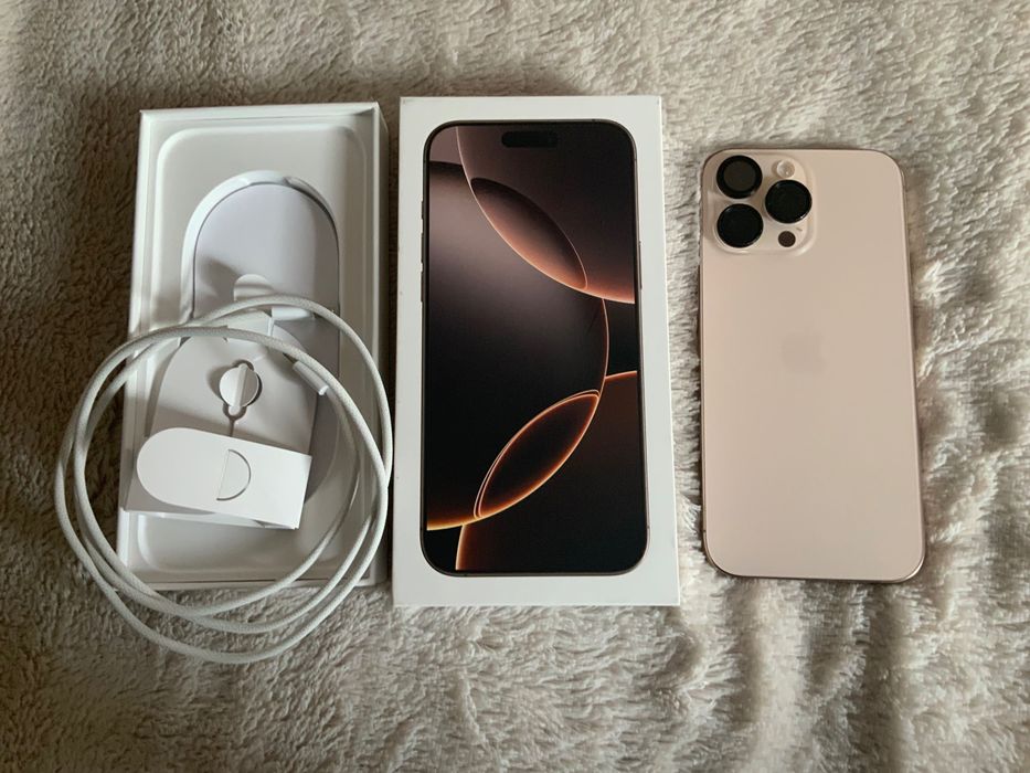 iPhone 16 Pro Max,Desert Titanium,256GB, case Karl Lagerfeld i MagSafe