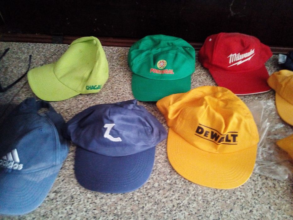 Conjunto de Bonés Diversos