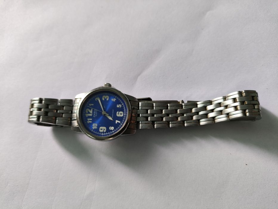 Часы наручные кварцевые женские,договорная.