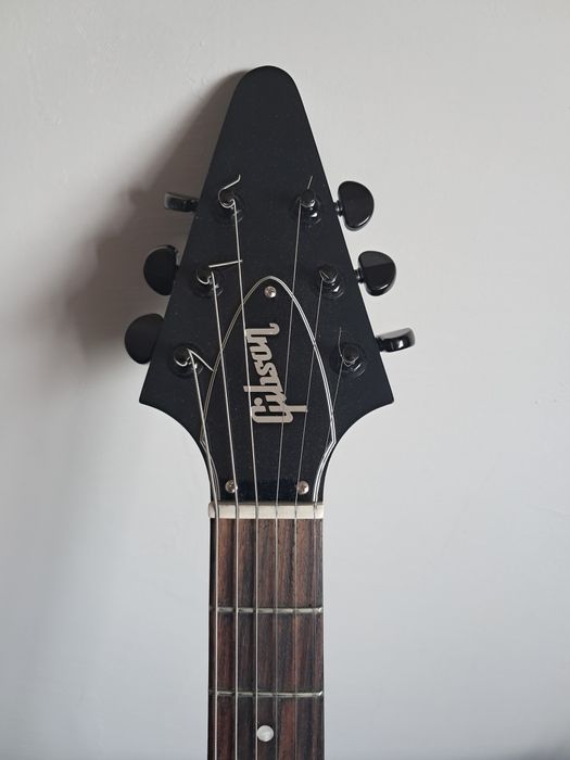 Gibson Flying V Satin Black na EMG + papiery + pokrowiec