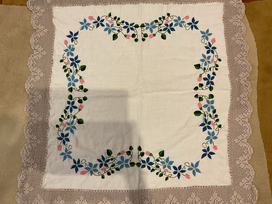 Toalha de mesa antiga em renda bordada com cercadura em renda 85x85 cm aprox.