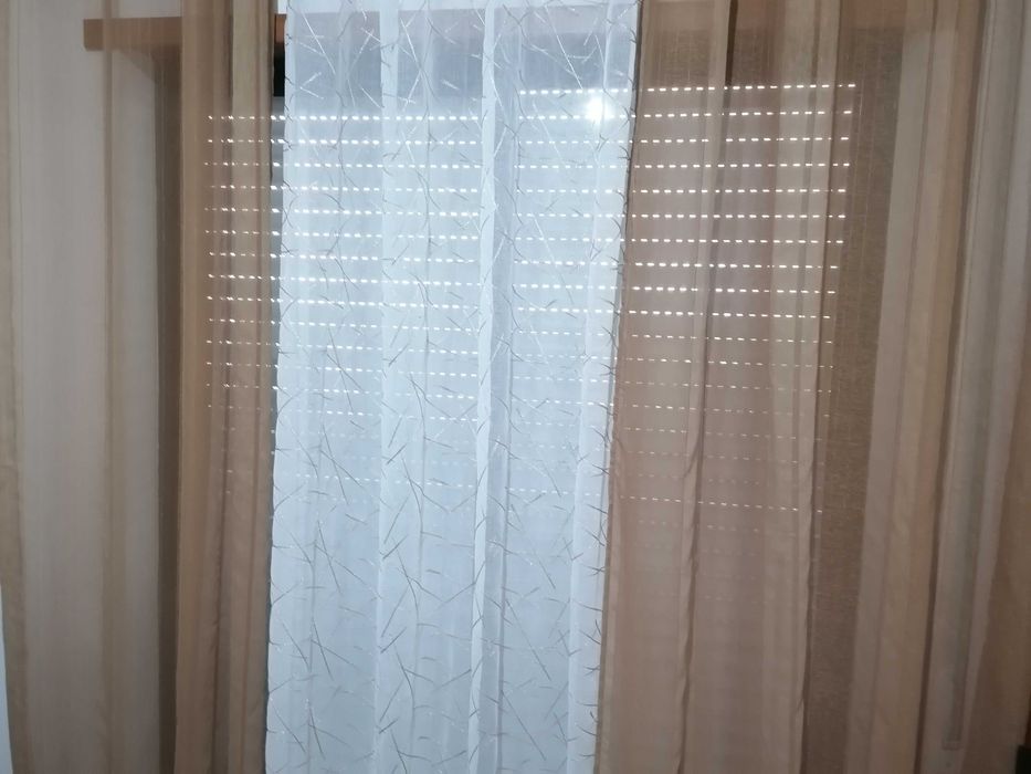 Três cortinados (branco e castanho)
