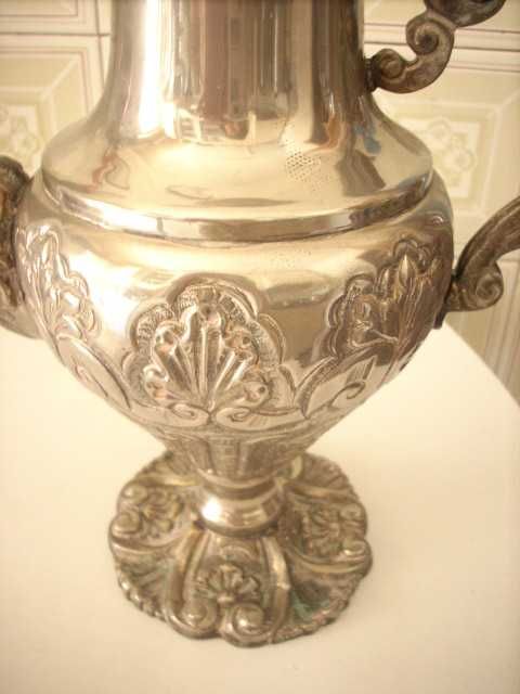 Jarro antigo em metal trabalhado - Bom estado