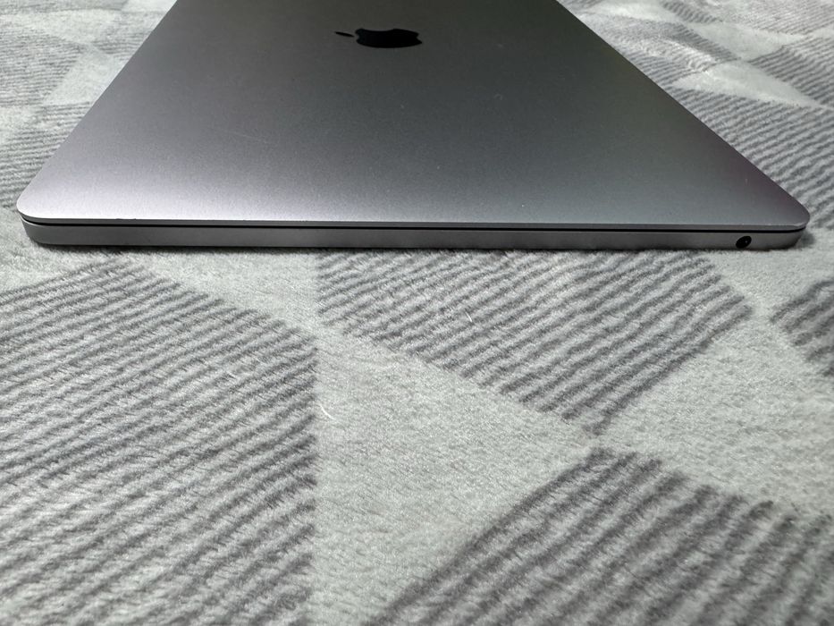 MacBook Pro 13" 2019 • i5 • 16GB • 256GB SSD
