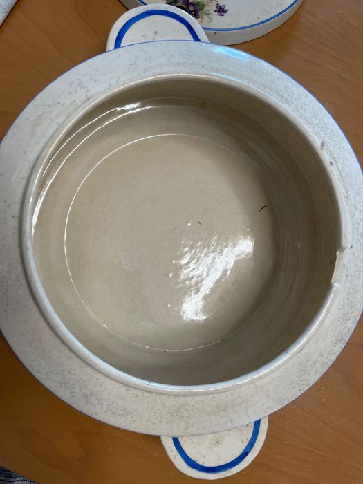 Vende-se terrina com prato muito antigo da marca de loiças SACAVÉM