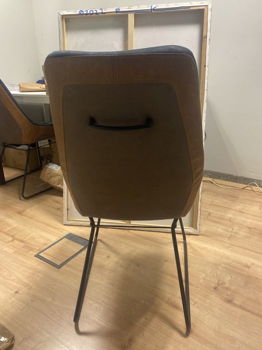 Cadeiras novas com pés em  metal preto