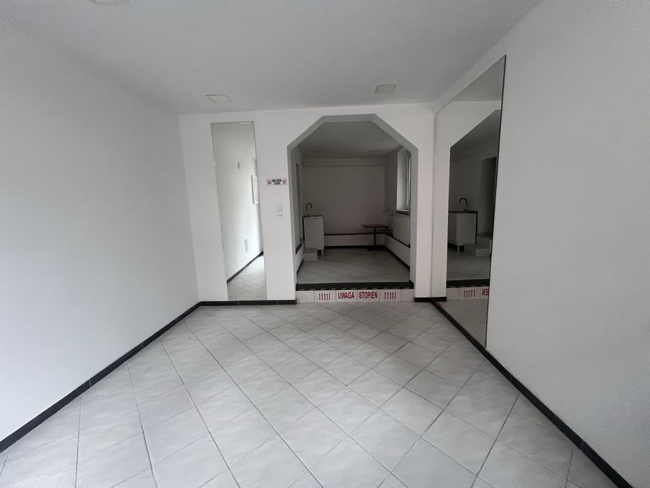 Lokal PRZY PIESZYM DEPTAKU - wyjazd z rynku! Duża witryna + parking!