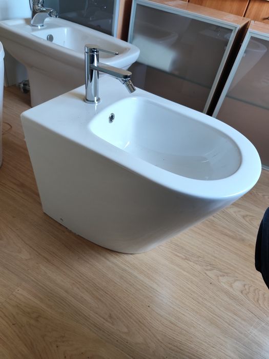 Bidé com design moderno com torneira