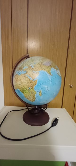 Globo terrestre com lâmpada interior