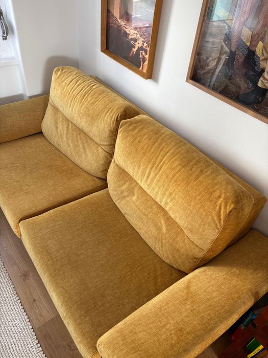 Sofá amarelo mostarda