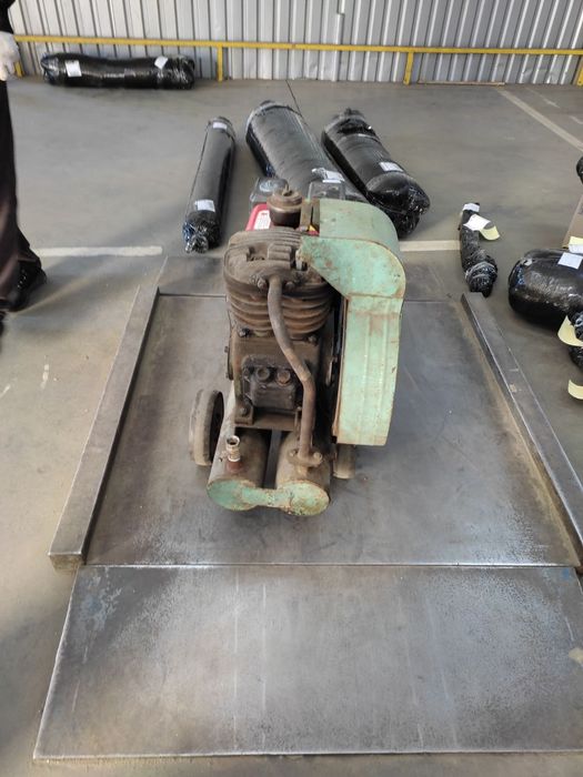 Продам бензиновый компрессор со-7б