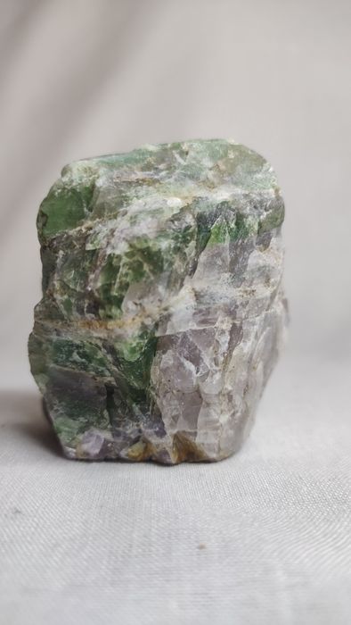 Натуральный камень флюорит.