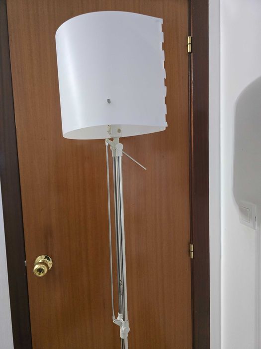 Candeeiro de pé alto