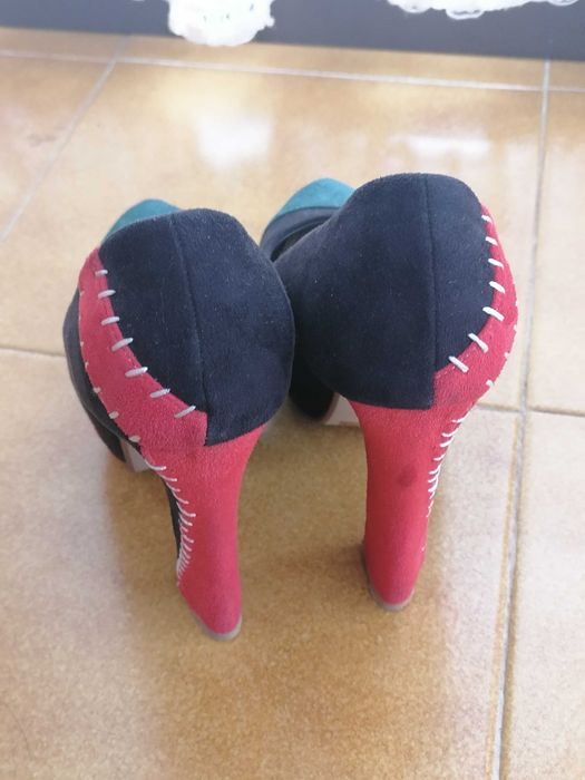Sapatos de senhora tacão alto