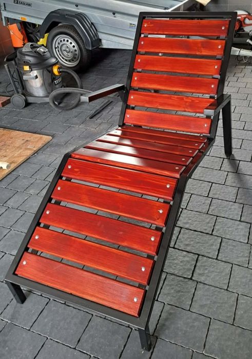 Solidny leżak ogrodowy drewniany