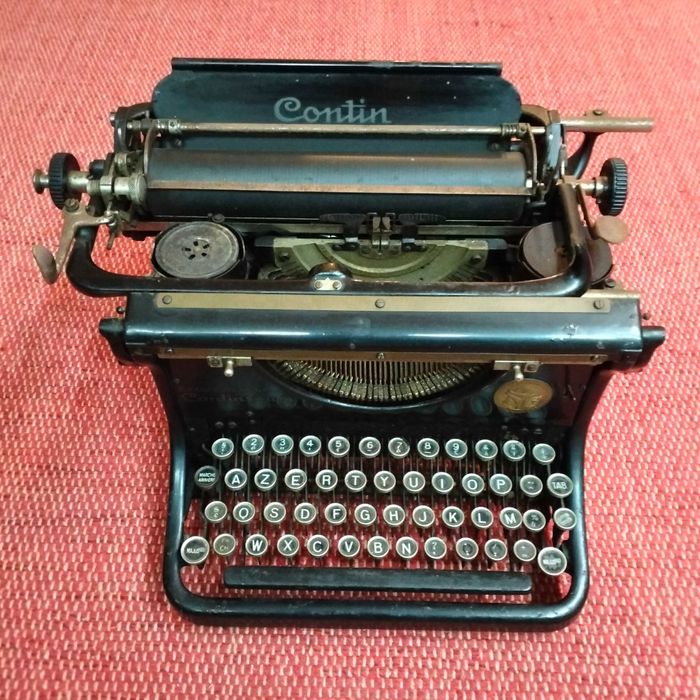Máquina de escrever muito antiga em excelente estado