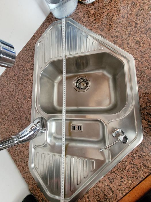 Zlew z wyciąganą baterią