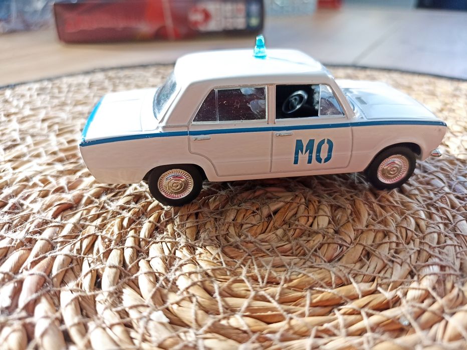 Model fiat 125 / FSO 1500 milicja obywatelska biała