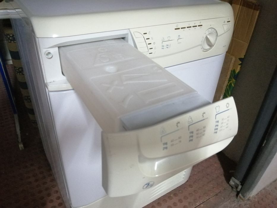 Secadora de roupa 7Kg, marca Ariston. De condensação, depósito 5litros