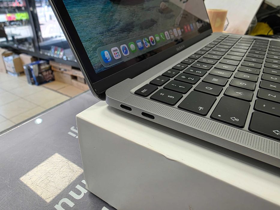 Macbook Air 13 2020/ Apple M1/ 8GB DDR4/ 256GB/ 409 cykli ładowania/ Grade B/ Space Gray/ technicznie OK/ GW 6 MSC