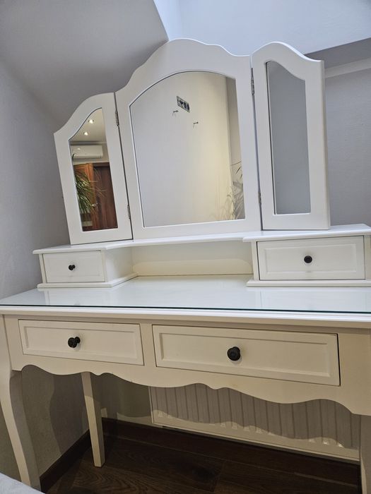 Biała toaletka z siedziskiem