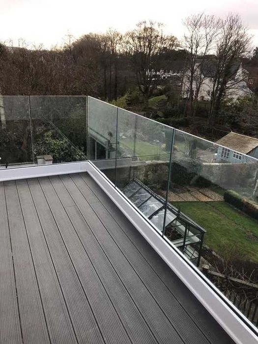 Szklana balustrada samonośna w systemie bezsłupkowym